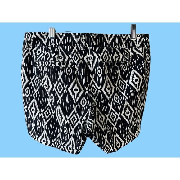 OLD NAVY LADIES BLACK WHITE GEOMETRIC POCKETED SHORT SHORTS EUC 6 - Picture 1 of 10